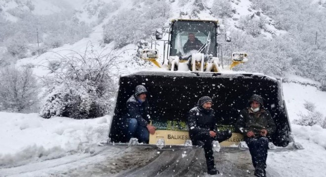  Cenaze kepçeyle mezarlığa taşındı